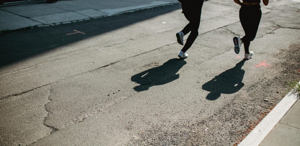 duas_pessoas_correndo